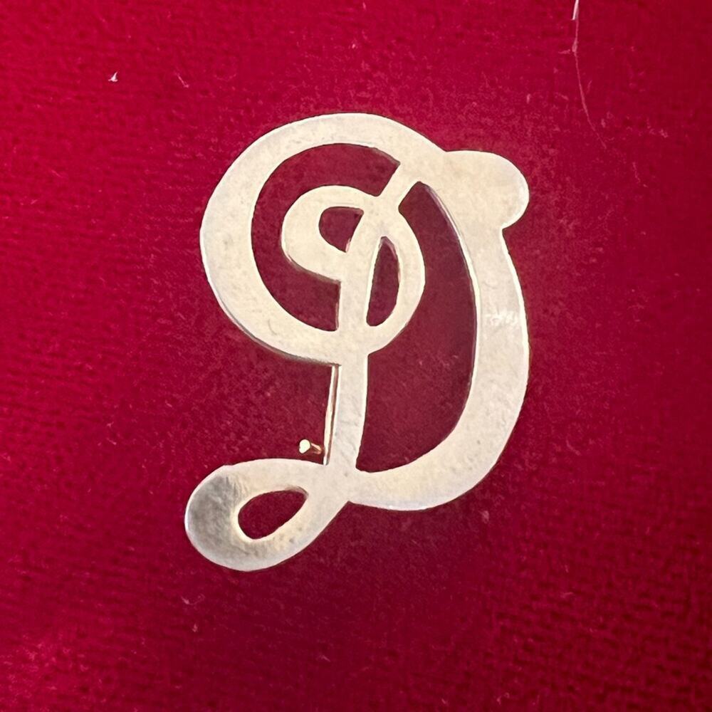 Vintage gold unsigned Letter d brooch - Picture 2 of 3